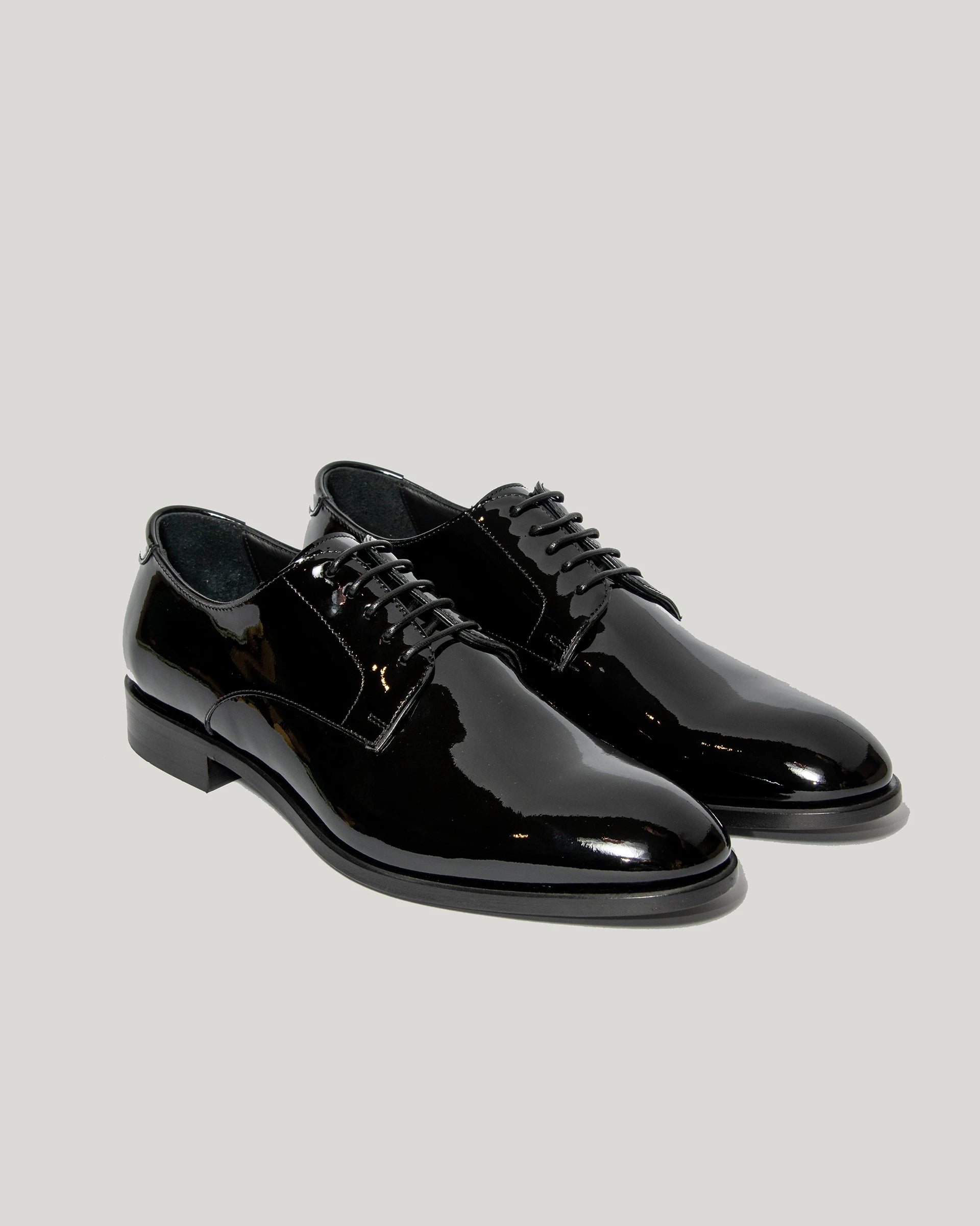Black oxford strapped in calfskin