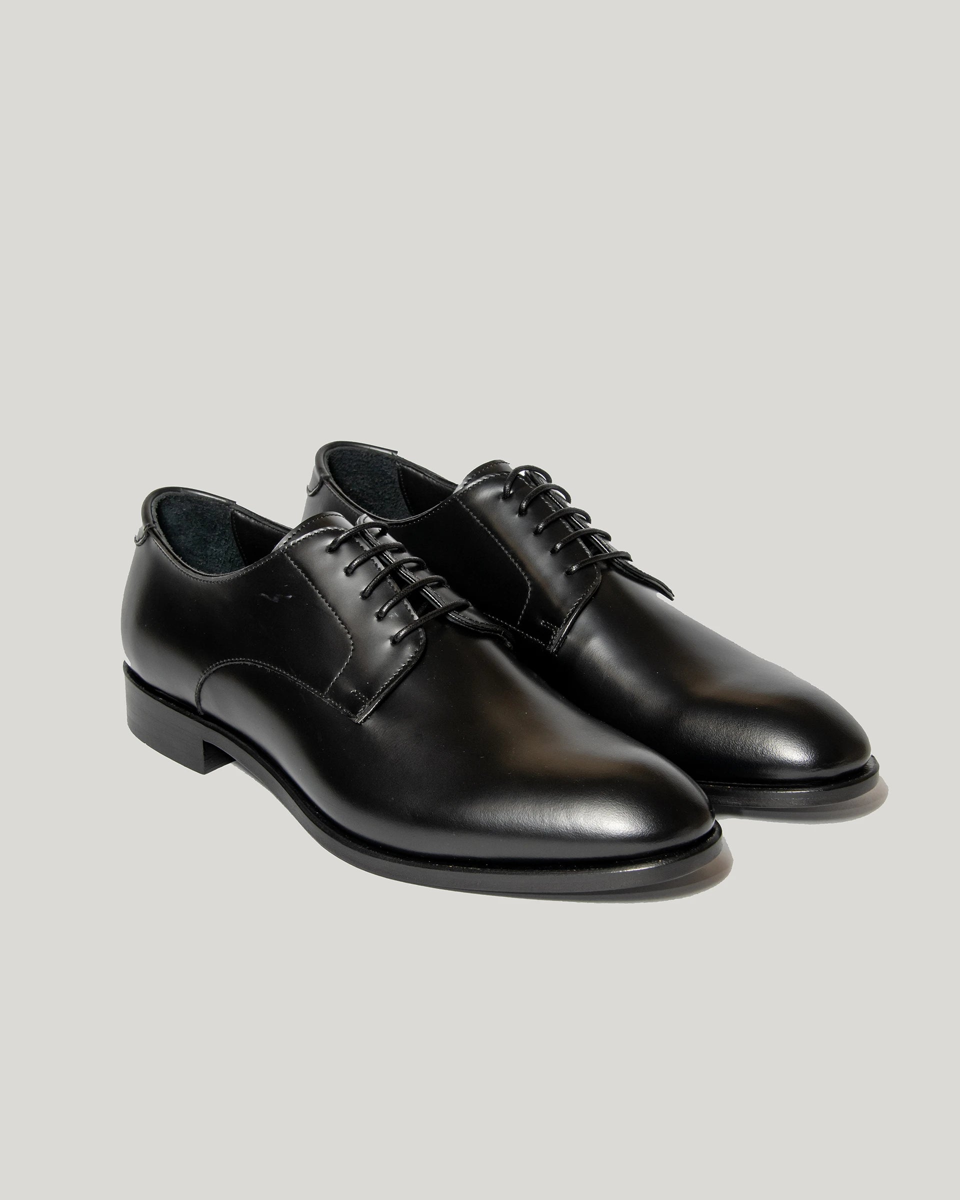 Black oxford strapped in calfskin