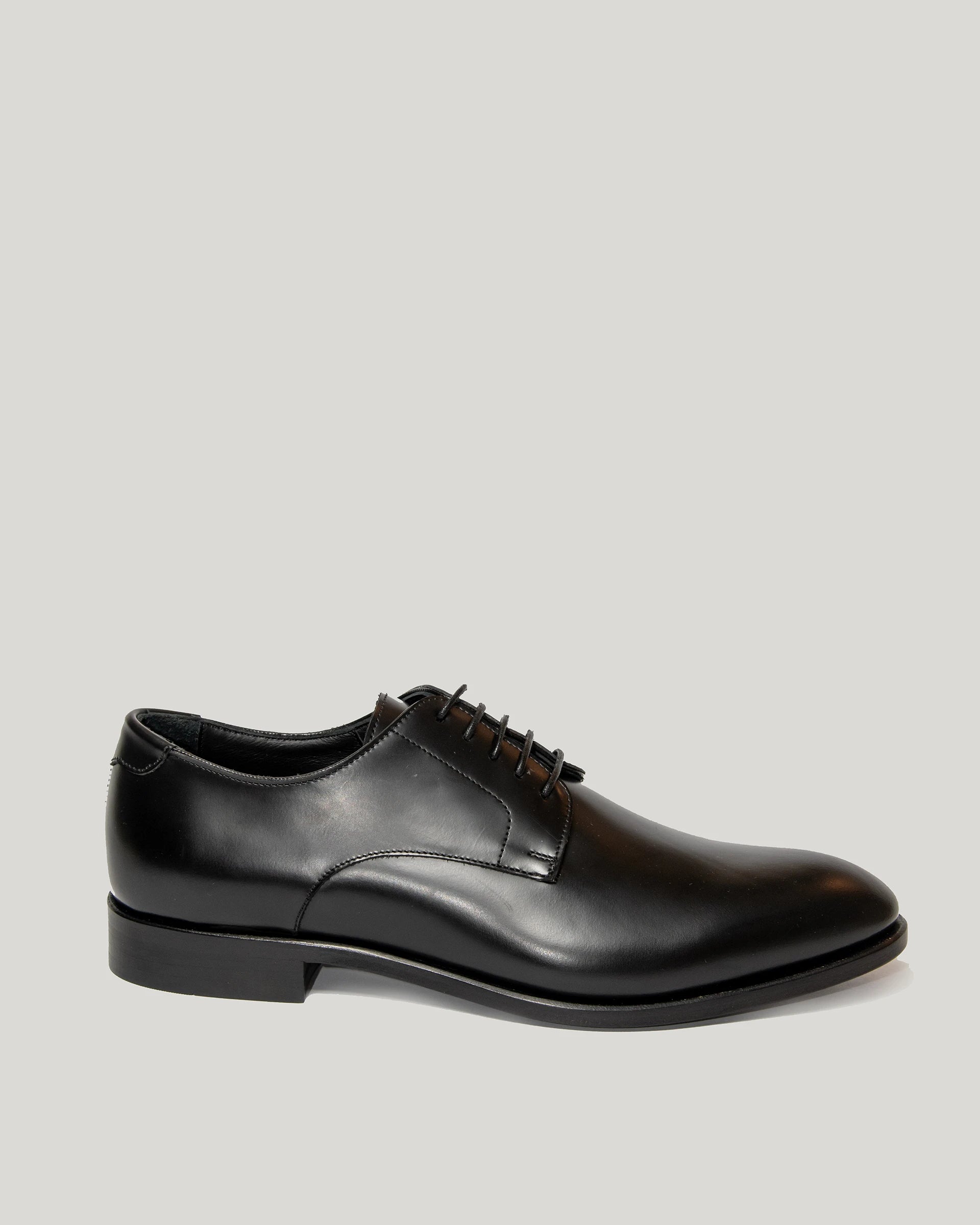 Black oxford strapped in calfskin