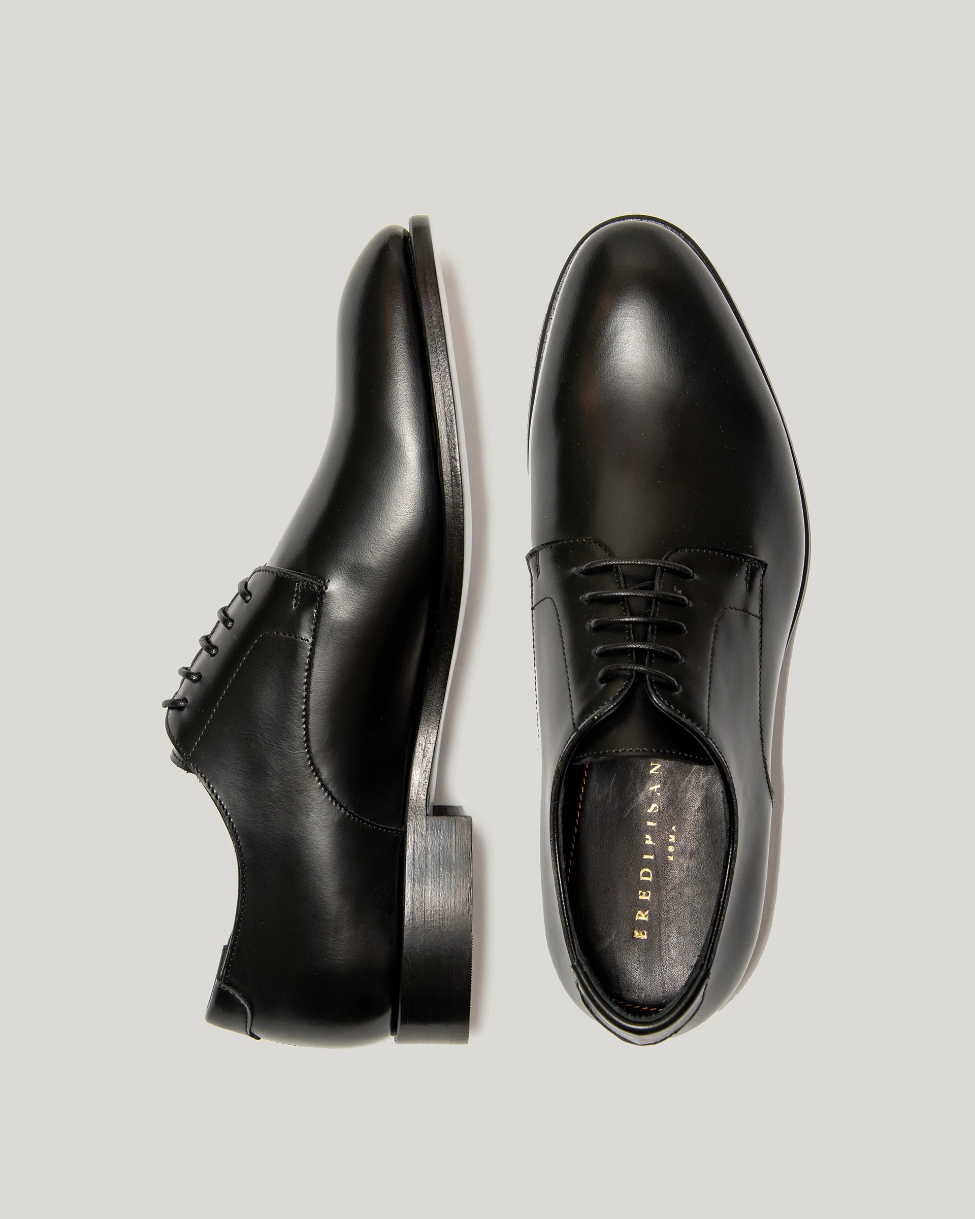 Black oxford strapped in calfskin