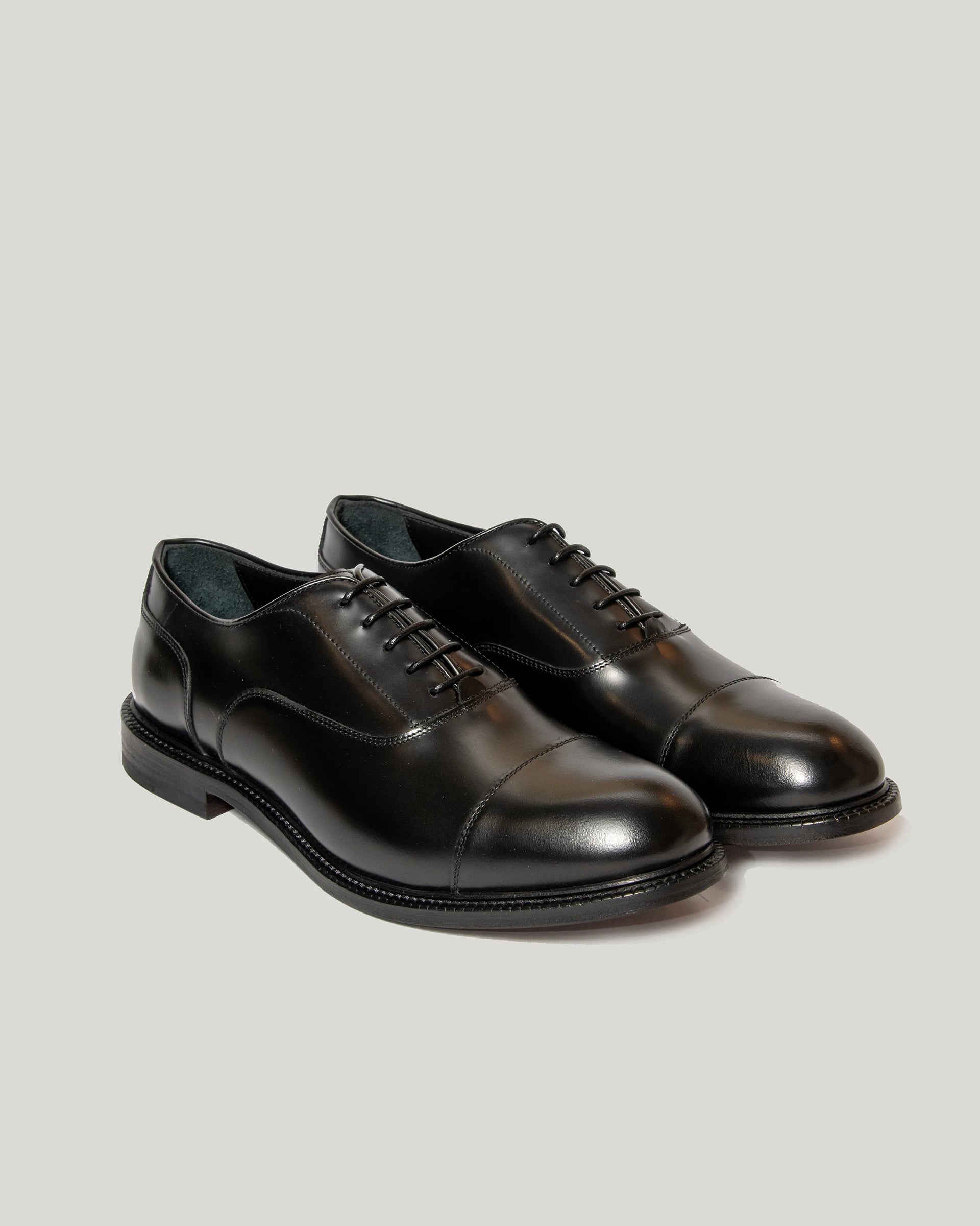 Black oxford strapped in calfskin