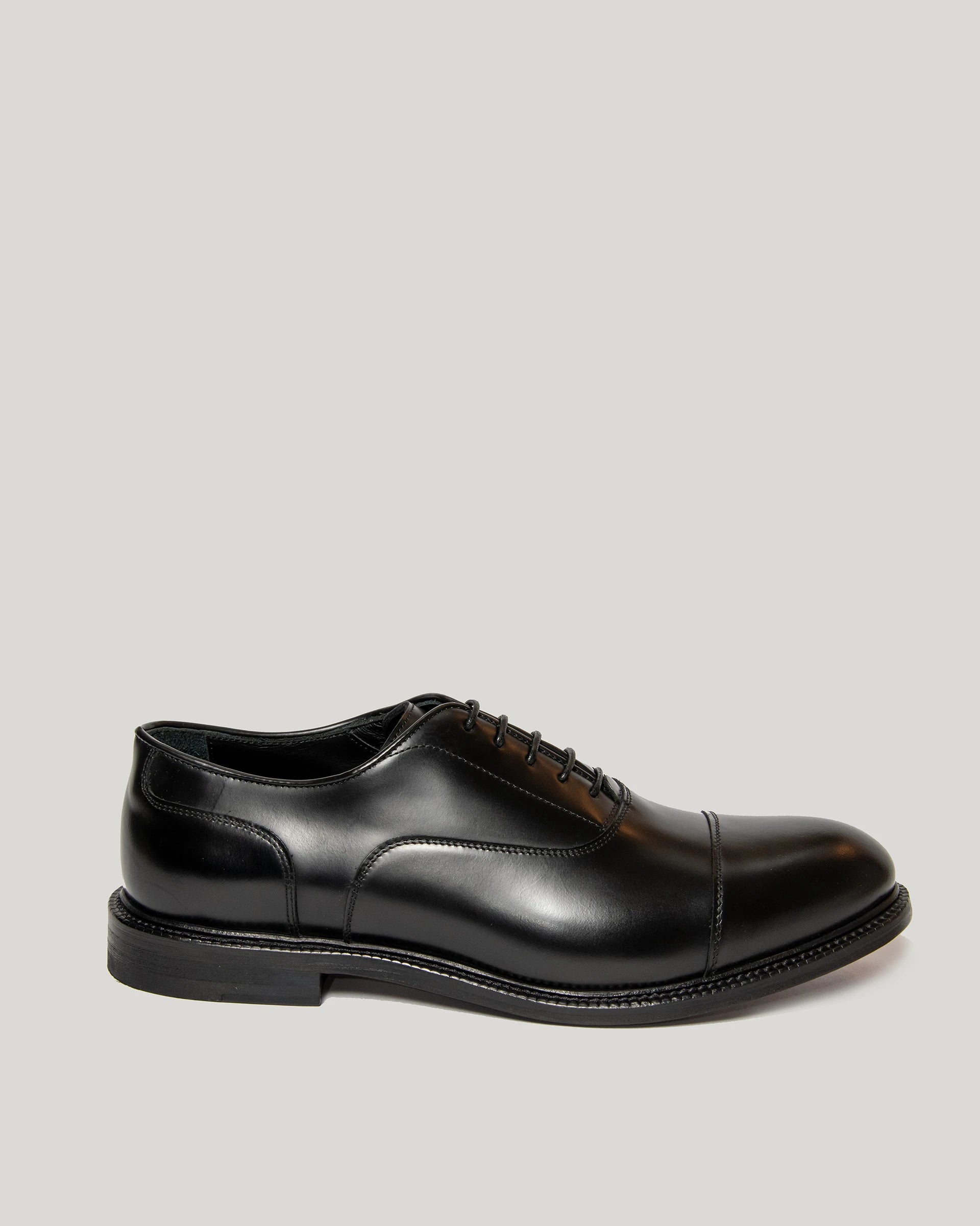 Black oxford strapped in calfskin