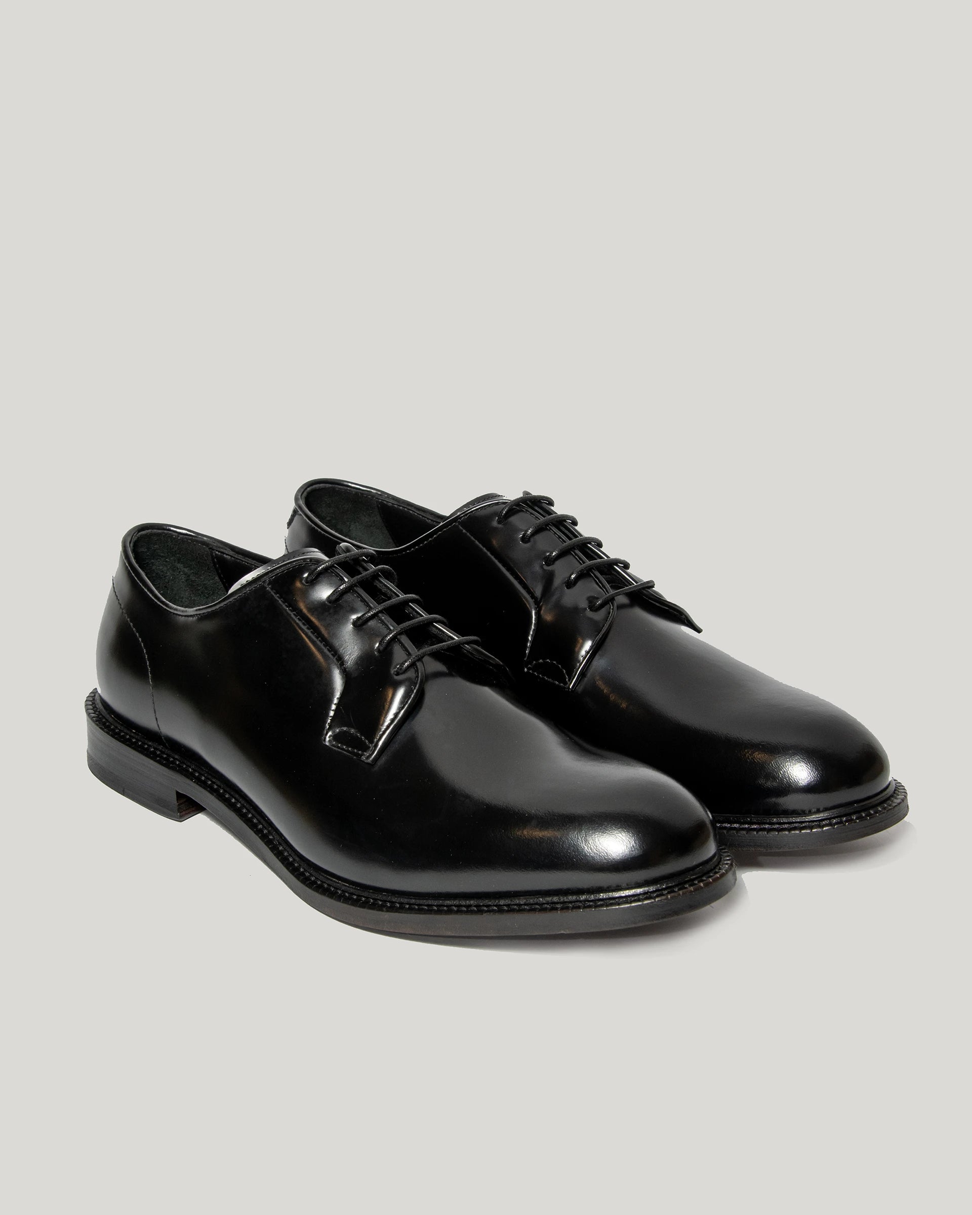 Black oxford strapped in calfskin