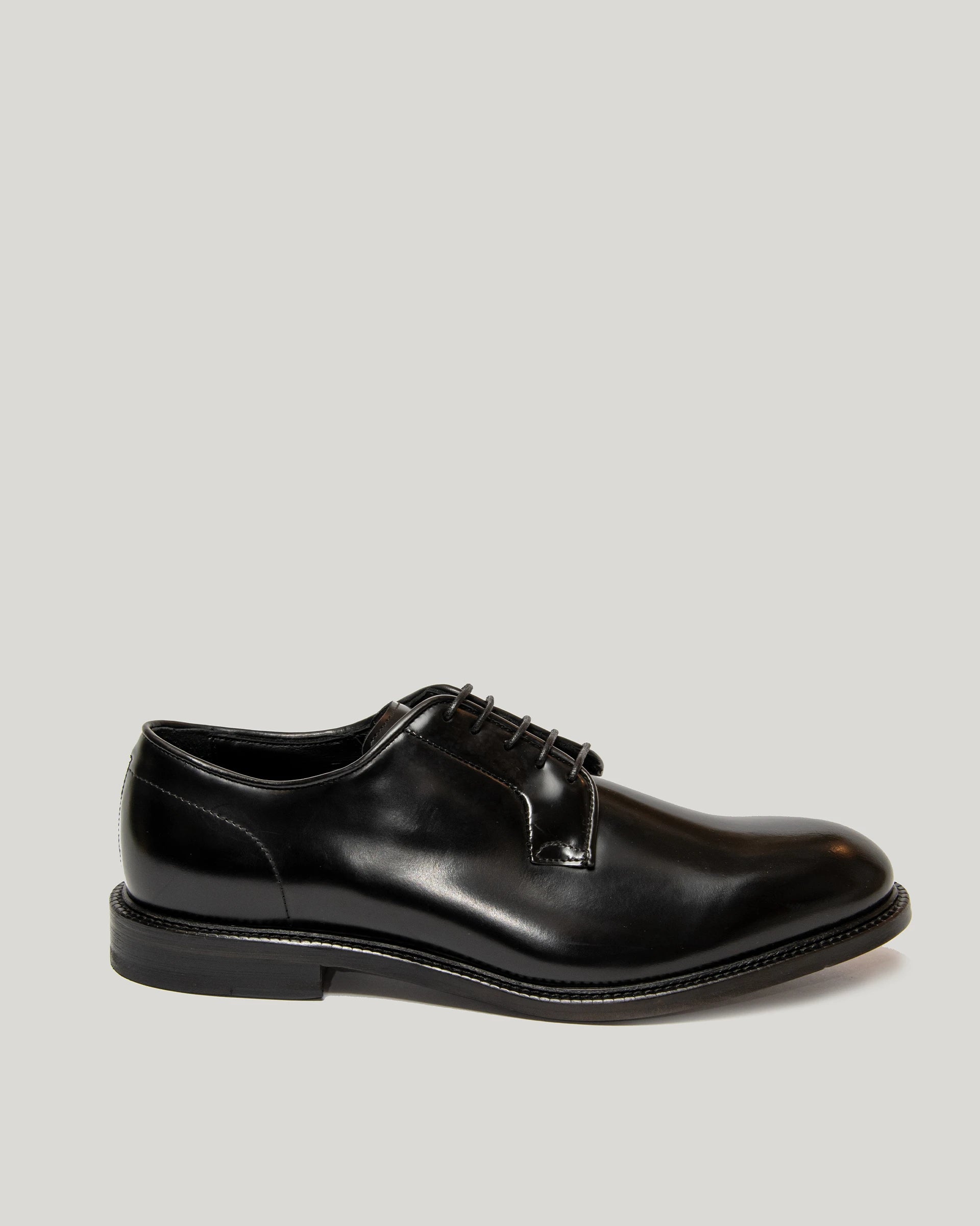 Black oxford strapped in calfskin