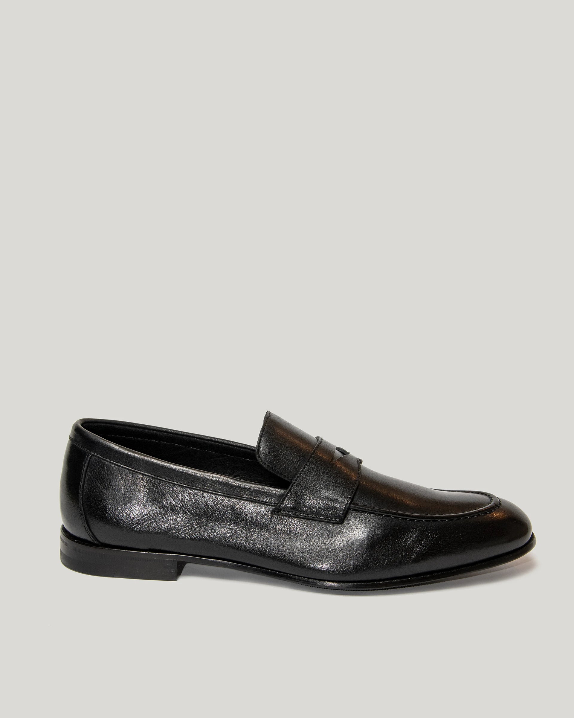 Black moccasin in antique calfskin