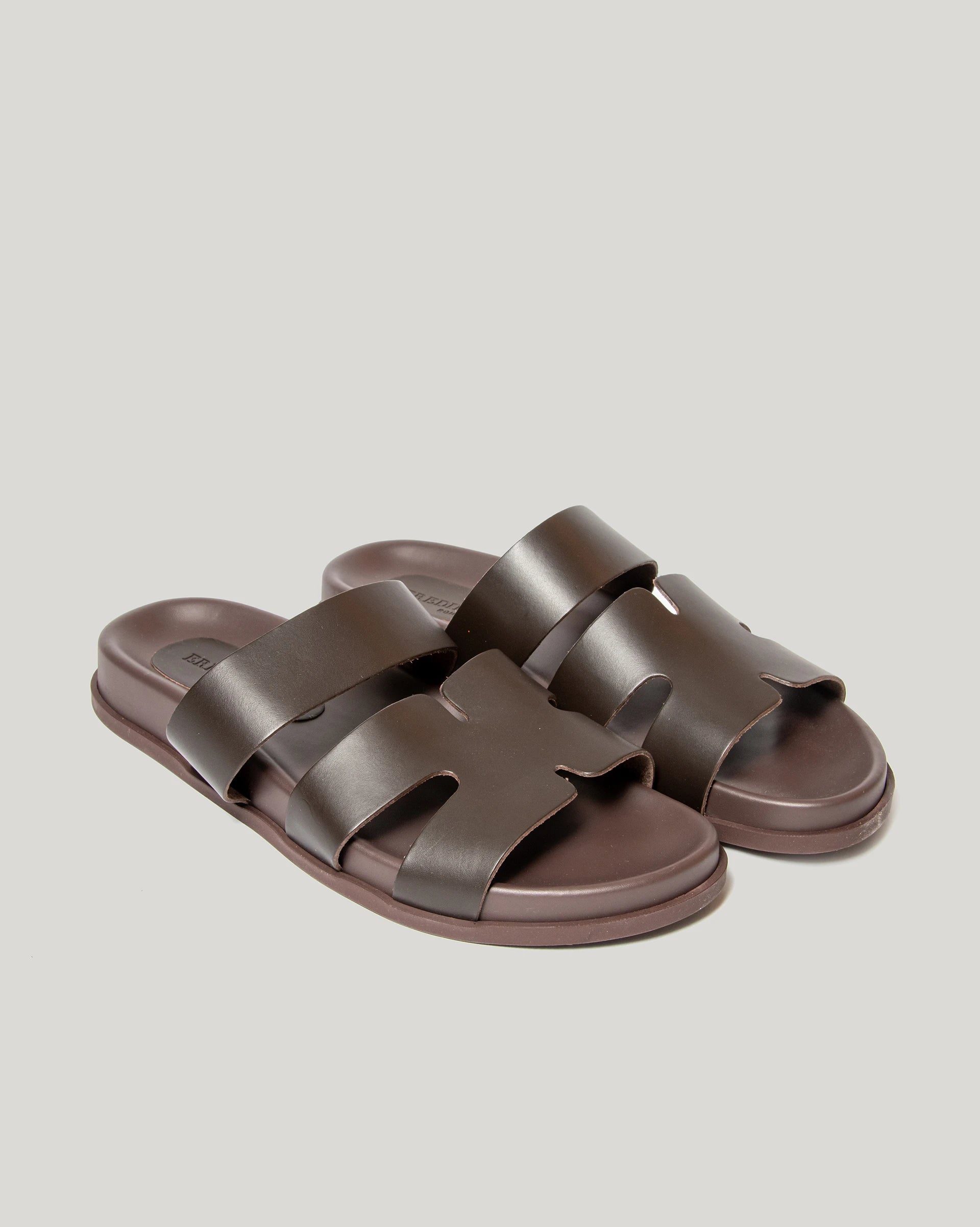 Brown leather sandal with crossed straps