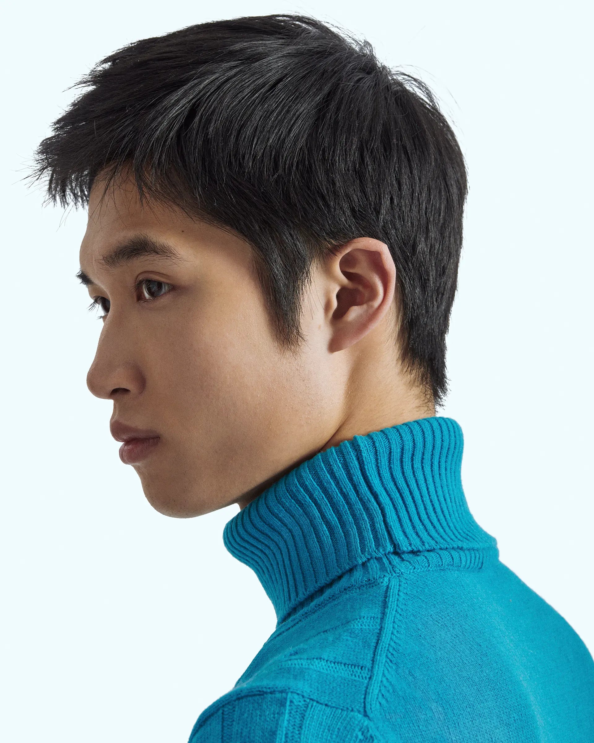 Blue turtleneck in cashmere blend with braided workmanship